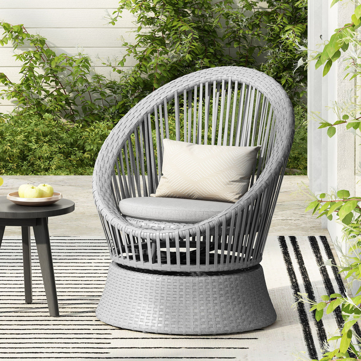 Modern Swivel Wicker Lounge Chair With Round Design