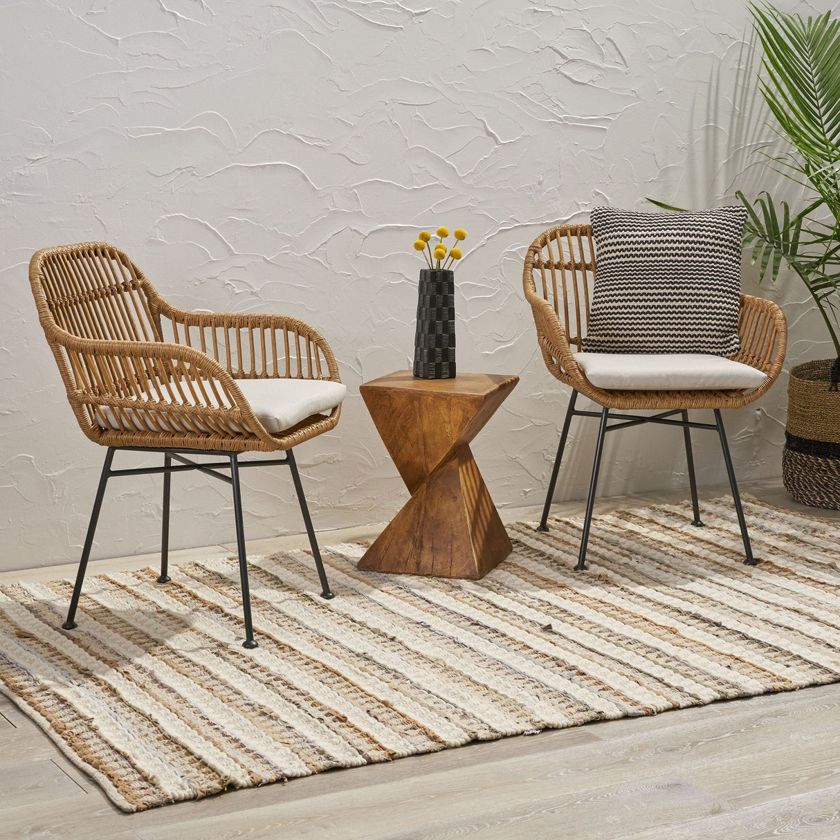Outdoor Rattan Accent Chair With Metal Legs