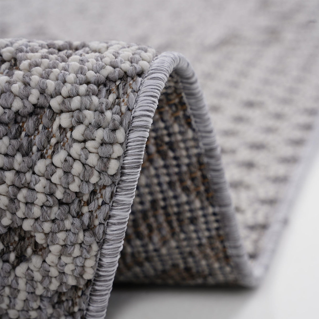 Guros - 8' X 10' Medallion Indoor / Outdoor Area Rug - Gray / White