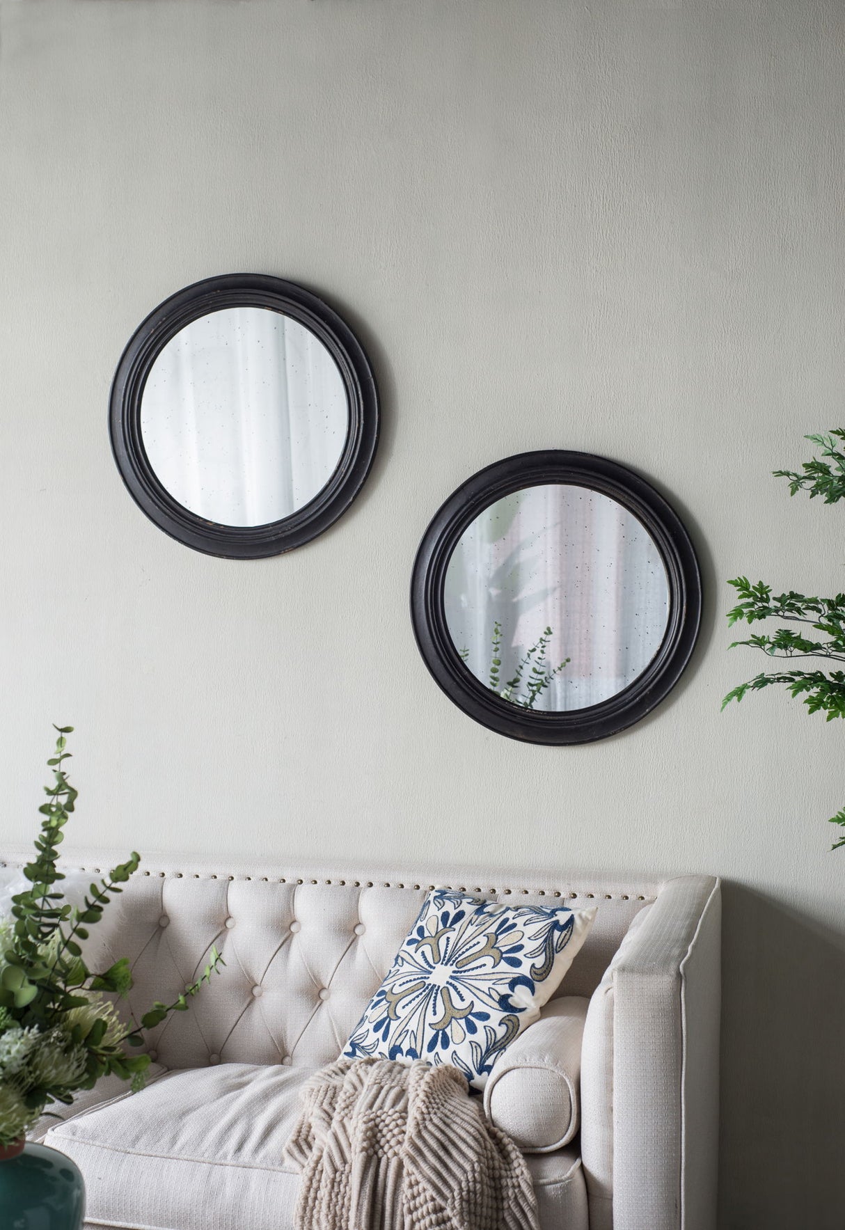 Circle Wall Mirror With Wooden Frame, Antique Classic Accent Mirror, For Living Room - Black