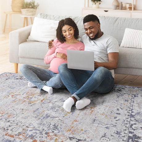 Payas - 6' X 9' Traditional Area Rug - Ivory / Gray