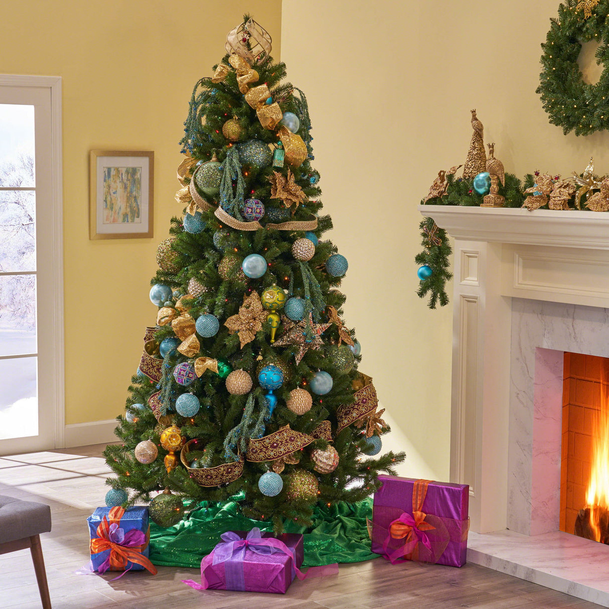 7' Noble Hinged Christmas Tree With 500 Multilights - Green