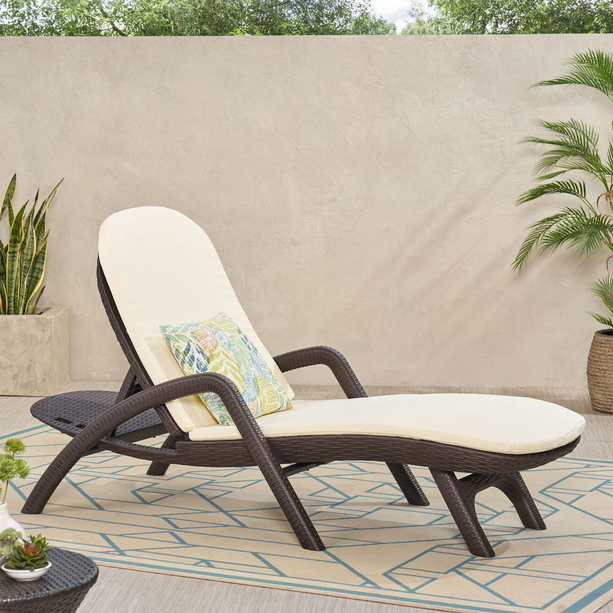 Mikael - Chaise Lounge With Cushion